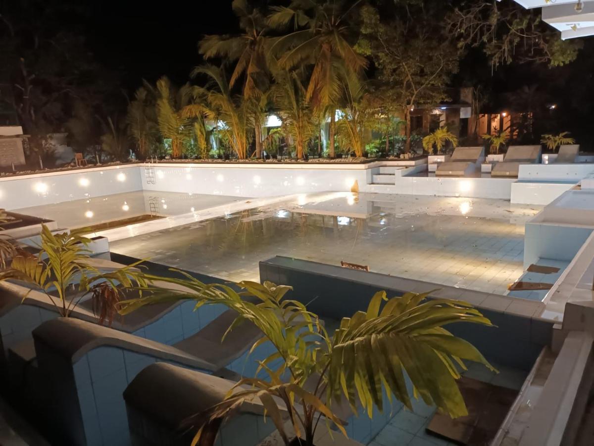 Lucky Beach Resort Тринкомалі Екстер'єр фото