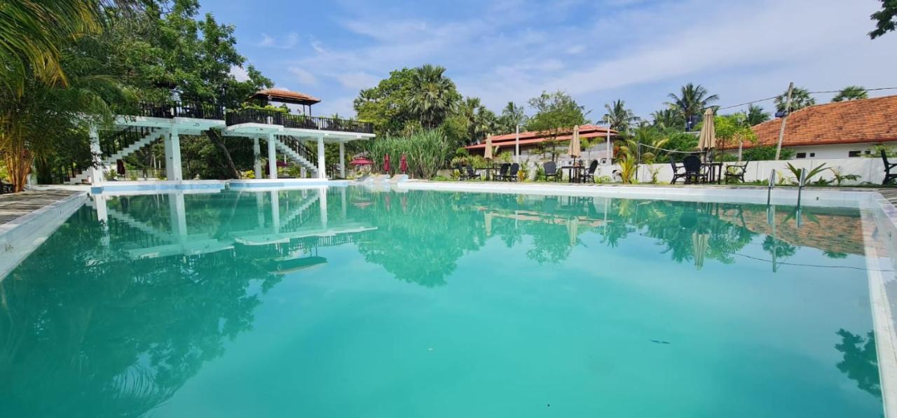 Lucky Beach Resort Тринкомалі Екстер'єр фото